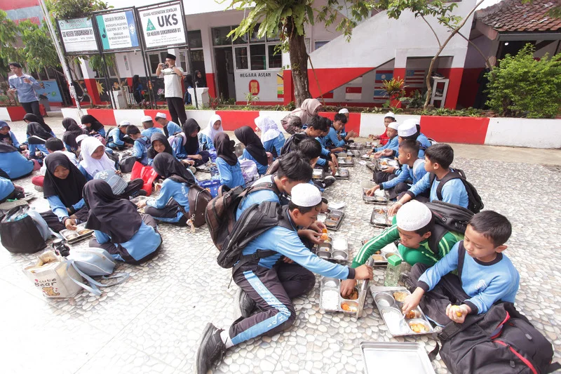 Foto:&nbsp;Suasana Makan Bergizi Gratis (MBG) di SDN Sukamanah 01, Megamendung-Bogor. Sebagai upaya mendukung mengatasi anak kurang Gizi, JAPFA hadir melalui program JAPFA for Kids.